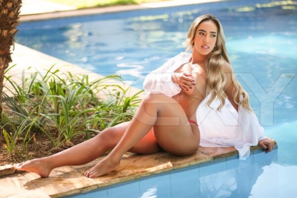 Acompanhante de luxo loira que atende casais em Campinas - Angel Ava