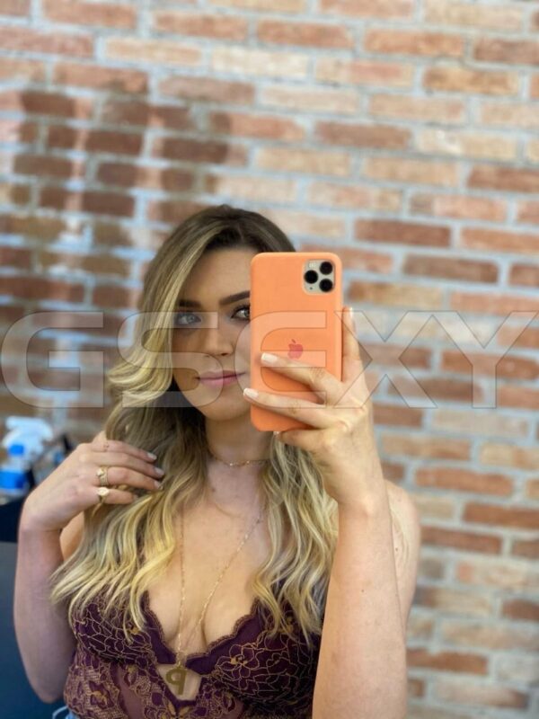 Acompanhante Clara Duarte
